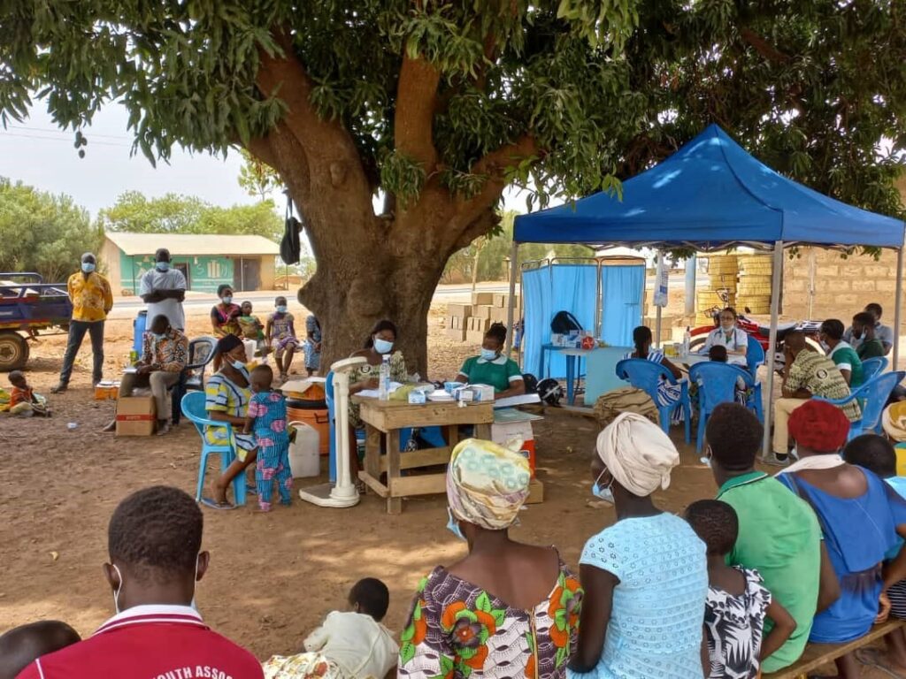 Sprechtag im Freien, zu dem im Norden Ghanas immer zahlreiche Patientinnen mit ihren Kindern kommen. Foto: Privat
